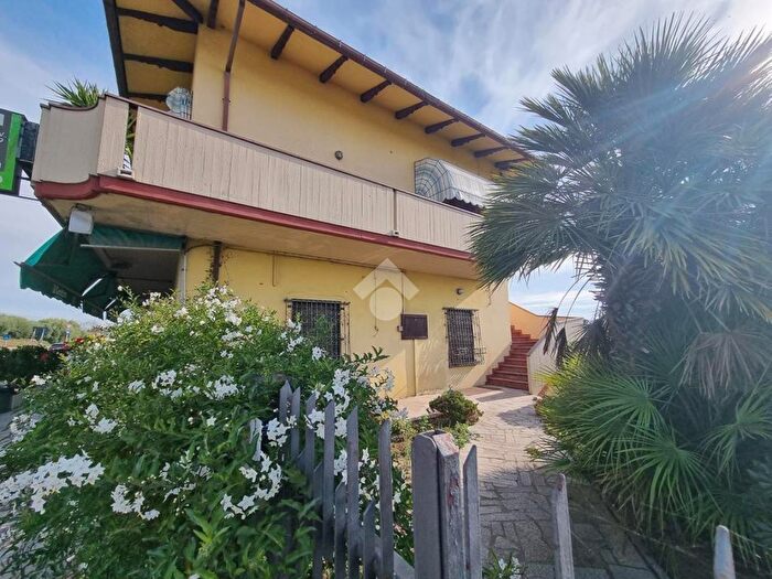 Casa con 6 locali in vendita in Via Ss, Notaresco