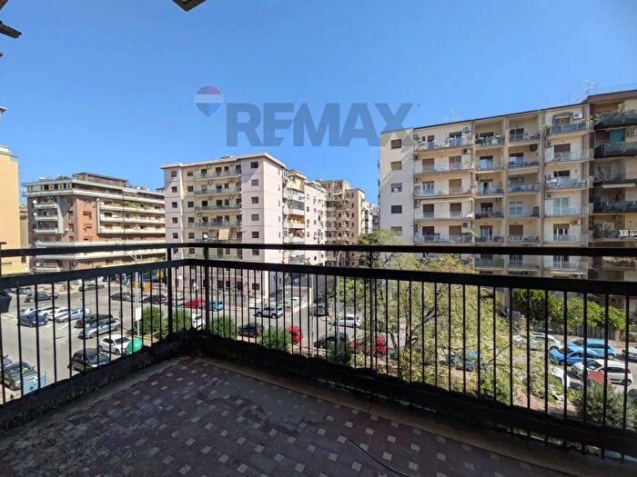 Appartamento con 7 locali in vendita in Via Umberto Giordano, Palermo