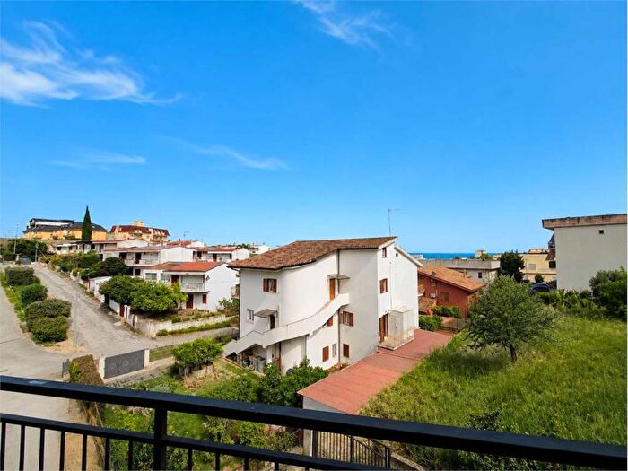 Appartamento quadrilocale in affitto in Viale crotone IV traversa, Catanzaro Lido, Catanzaro