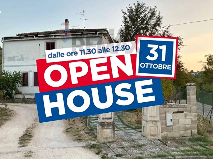 Casa con 9 locali in vendita in Loreto Aprutino