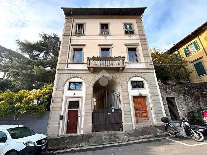 Appartamento con 8 locali in vendita in Via Bolognese, Firenze