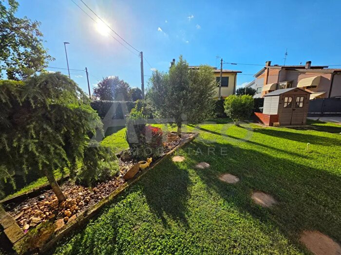 Casa con 5 locali in vendita in Via Novembre Ro, Vescovana