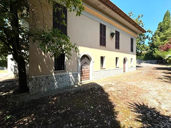 Casa con 9 locali in vendita in Via Bassiano, Sezze