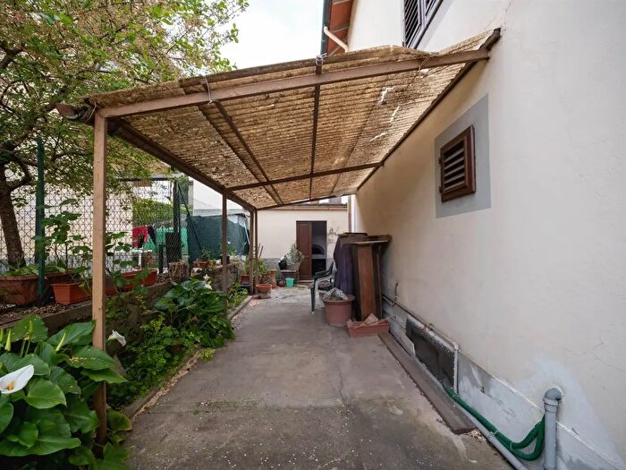 Casa con 5 locali in vendita in Lastra A Signa