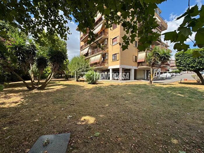 Appartamento trilocale in vendita in Via Cairate, Roma