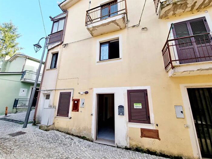 Casa quadrilocale in vendita in Via Giacomo Matteotti, Tufo