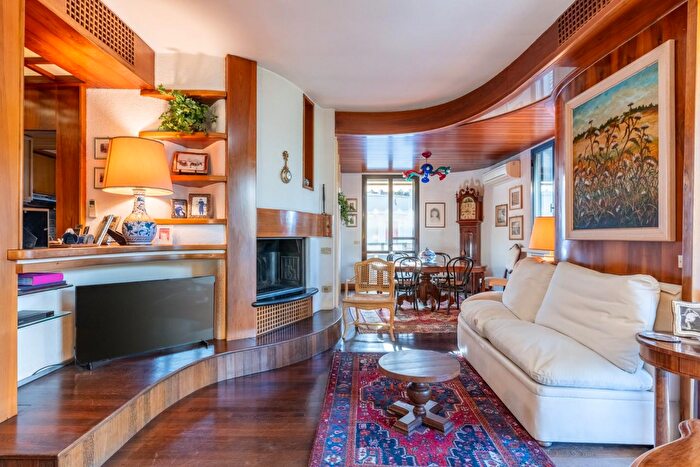 Casa con 8 locali in vendita in Pontedera