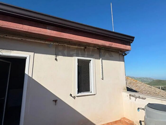 Appartamento quadrilocale in vendita in Via Lo Nobile, Caltagirone