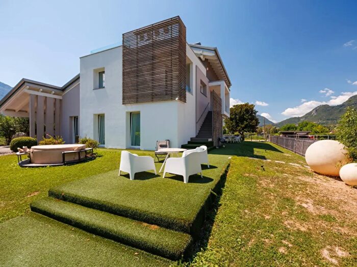 Casa con 17 locali in vendita in Via Baiguini, Costa Volpino