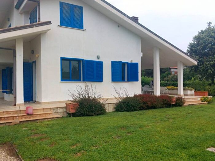 Casa quadrilocale in affitto in Via Santa Marinella, Fregene, Fiumicino