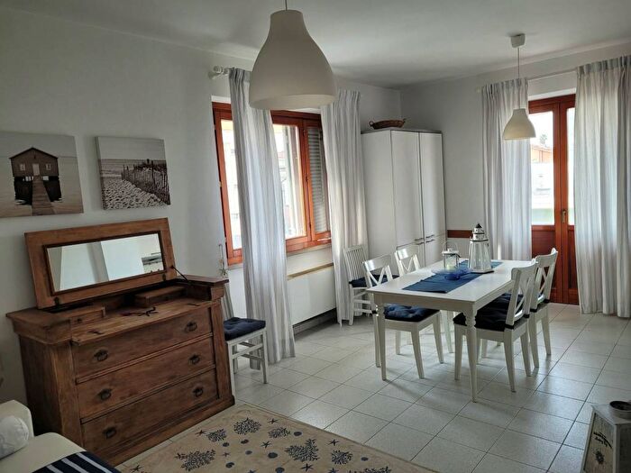 Appartamento trilocale in affitto in Via Pisa, Marina di Massa Centro, Massa