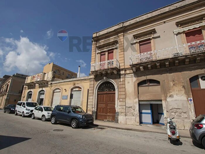 Appartamento con 6 locali in vendita in Via Agatocle, Siracusa
