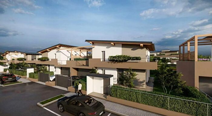 Casa quadrilocale in vendita in Via Milano, Carate Brianza