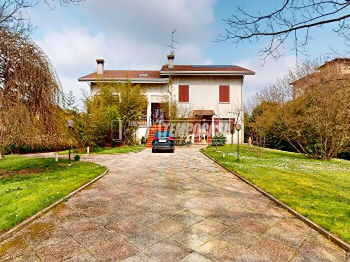 Casa con 6 locali in vendita in Via Massimo dAzeglio, Novellara