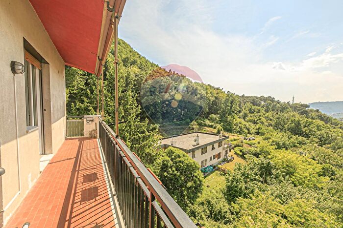 Appartamento con 6 locali in vendita in Via Val dAveto, Genova