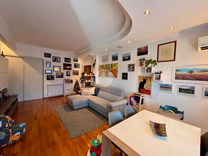 Appartamento trilocale in vendita in Via Taurianova, Roma