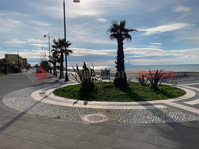 Appartamento trilocale in vendita in Via Domiziana, Mondragone