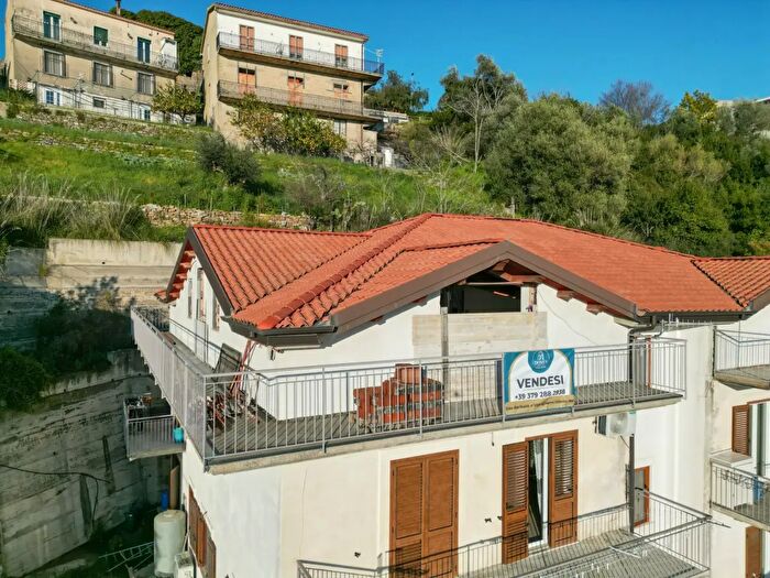 Appartamento trilocale in vendita in Via Mazzini Snc, Ogliastro Cilento