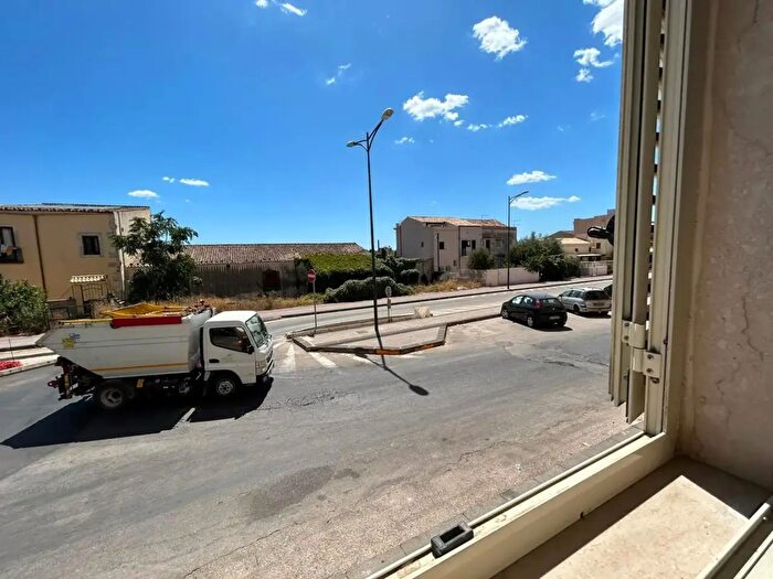 Appartamento trilocale in vendita in Via Cuma, Siracusa