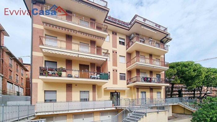 Appartamento quadrilocale in vendita in Via Trieste, Loreto