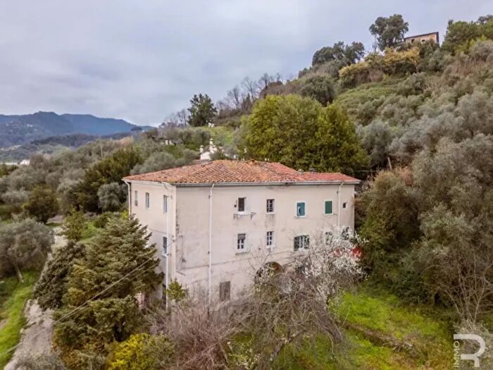 Casa con 6 locali in vendita in Viale Settemb, Carrara