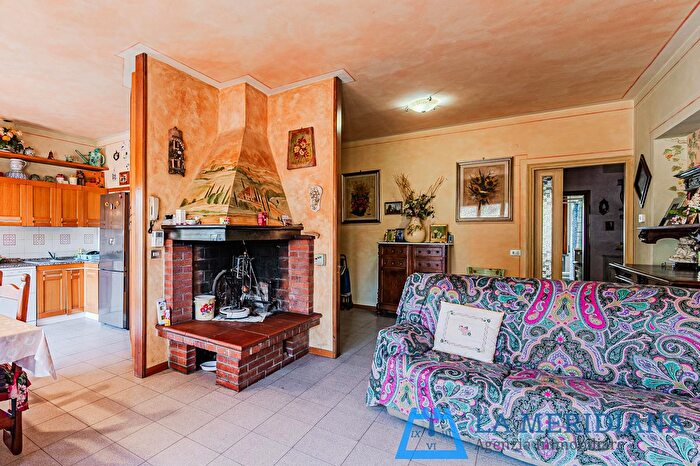 Appartamento con 8 locali in vendita in Lamporecchio