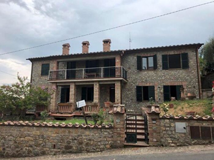 Casa con 6 locali in vendita in Fabro