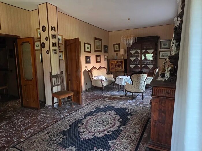 Casa con 10 locali in vendita in Via Giovanni Pascoli, Rignano Flaminio