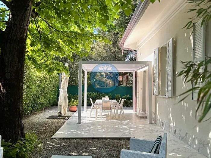 Casa con 9 locali in vendita in Pietrasanta