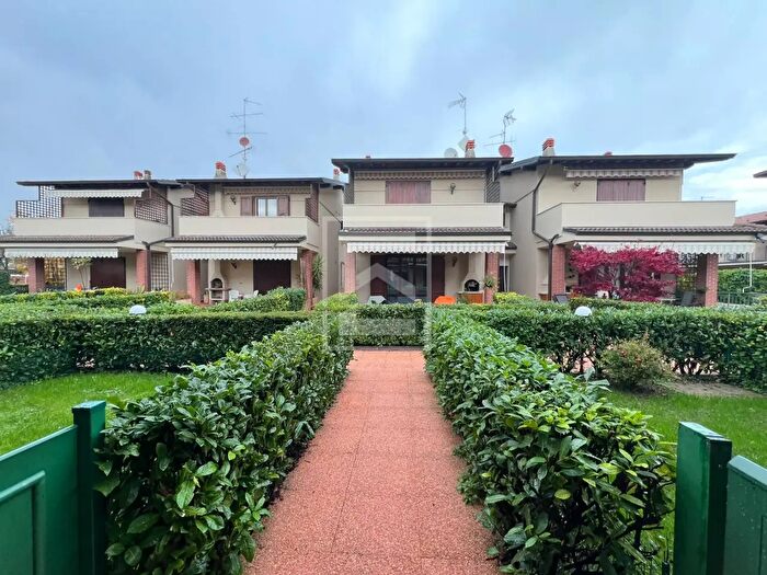 Appartamento trilocale in vendita in Via Valtenesi, Manerba Del Garda