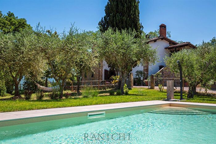 Casa con 10 locali in vendita in Asciano