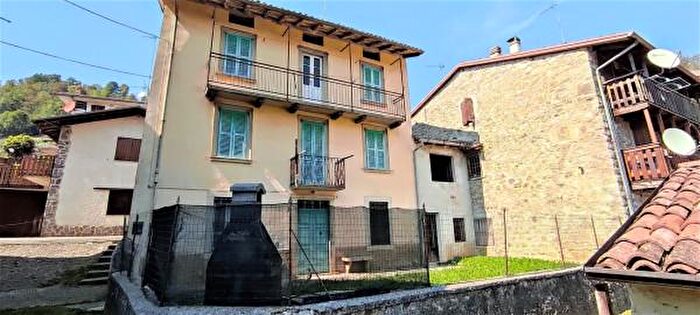 Casa con 6 locali in vendita in Via Novembre, Costa Serina