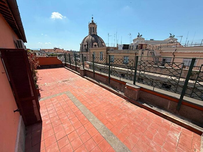 Casa trilocale in affitto in Via Novembre, Colosseo Fori Imperiali, Roma