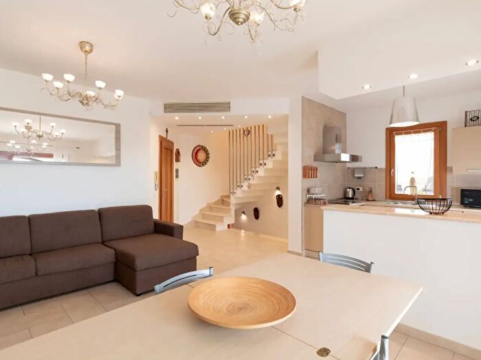 Casa con 5 locali in affitto in Via Santa Monica a, Olbia