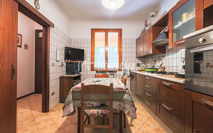 Appartamento con 6 locali in vendita in Via Montecatone, Imola