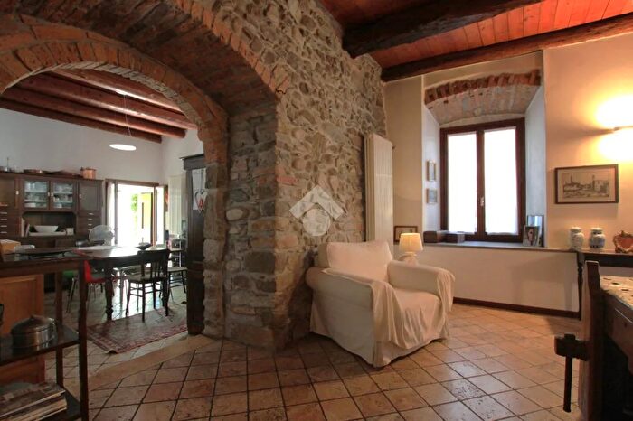 Appartamento quadrilocale in vendita in Via Castello, La Valletta Brianza