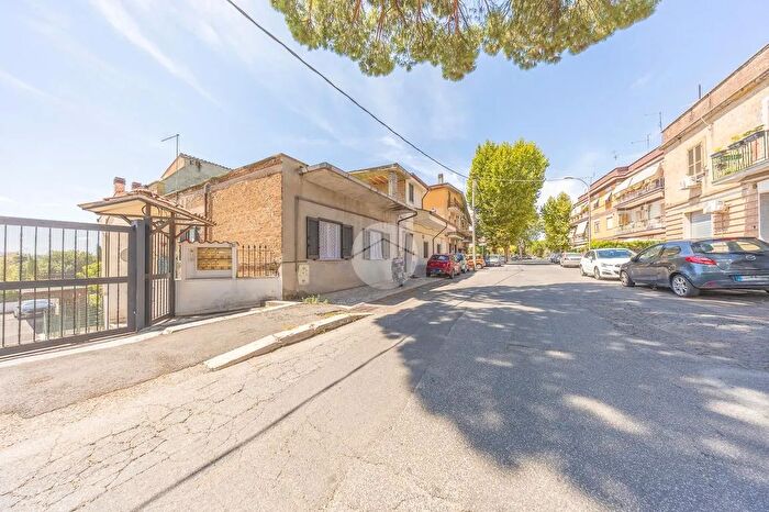 Appartamento trilocale in vendita in Viale Montecelio, Guidonia Montecelio