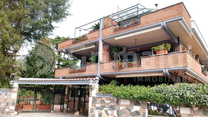 Appartamento con 10 locali in vendita in Via del Triopio, Roma