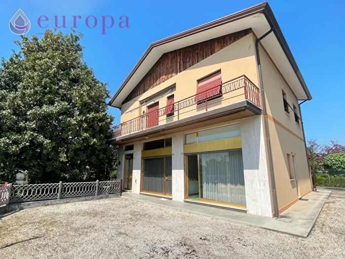 Casa quadrilocale in vendita in Via Chiaradia, Fontanafredda