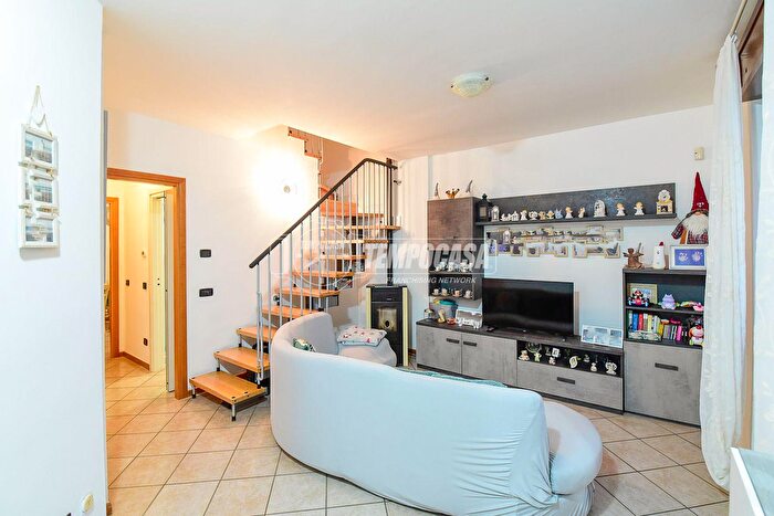 Appartamento trilocale in vendita in Via Urago, Tavernerio