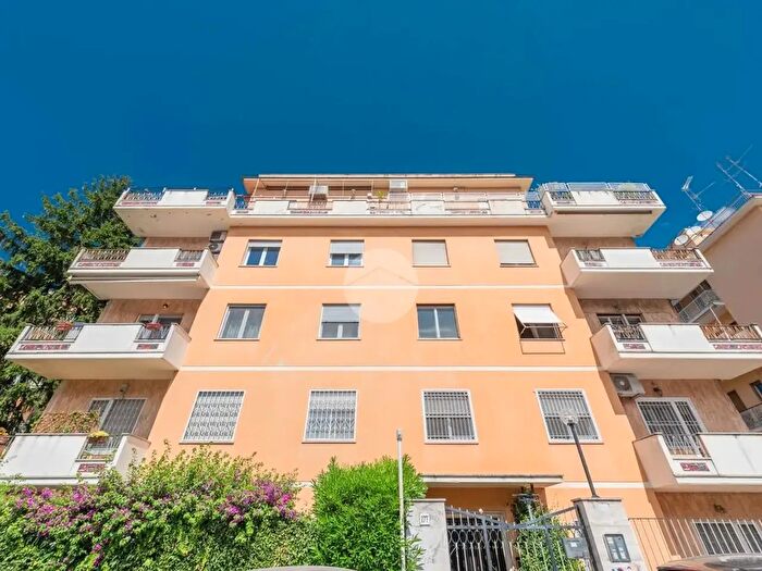 Appartamento bilocale in vendita in Via della Pineta Sacchetti, Roma