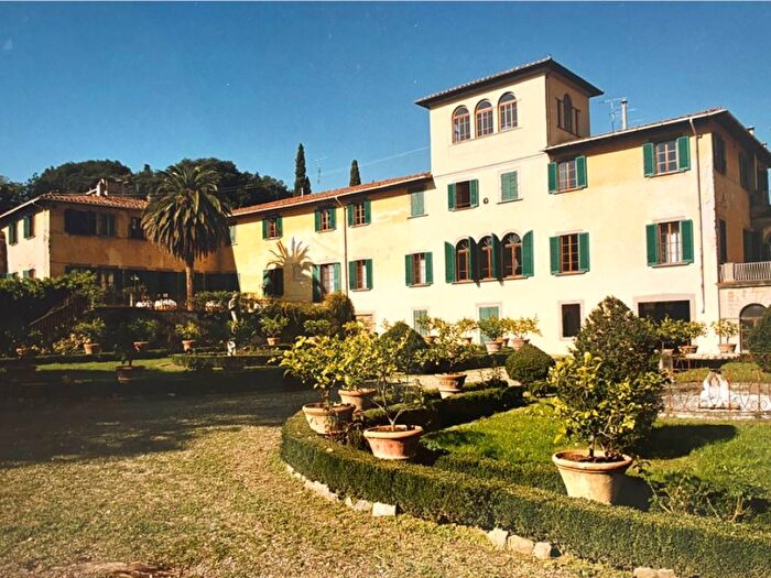 Appartamento con 6 locali in affitto in Via Giuseppe Verdi, Centro, Signa