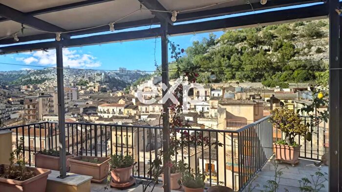Casa con 9 locali in vendita in Modica