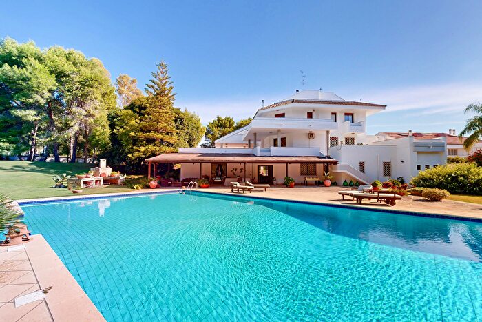 Casa con 20 locali in vendita in Via Venosa, Lecce