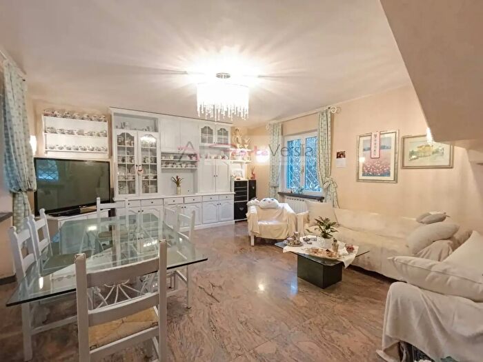 Casa con 6 locali in vendita in Via Acquala, Montignoso