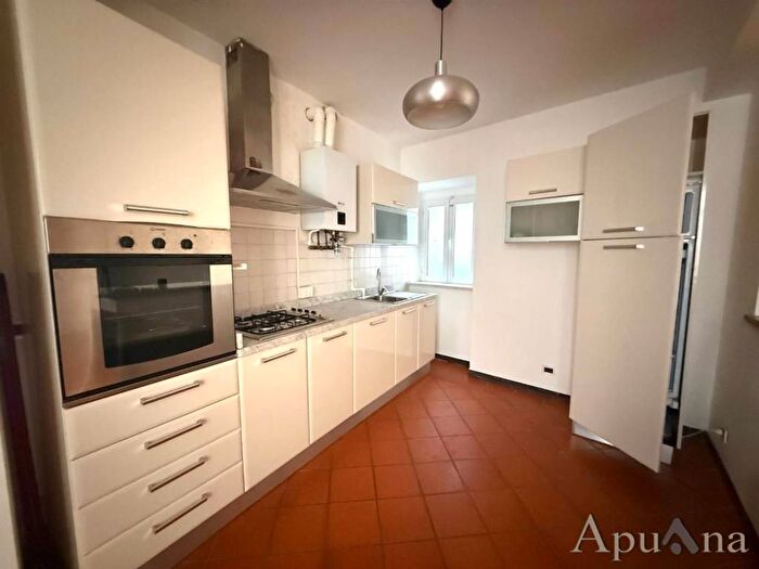Appartamento trilocale in affitto in Via Cairoli, Centro, Massa