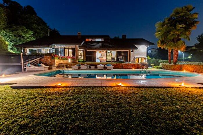 Casa con 6 locali in vendita in Via Francesco Inzoli, Tradate