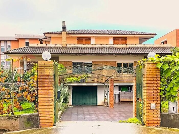 Casa con 11 locali in vendita in Via Calcatore, Terracina