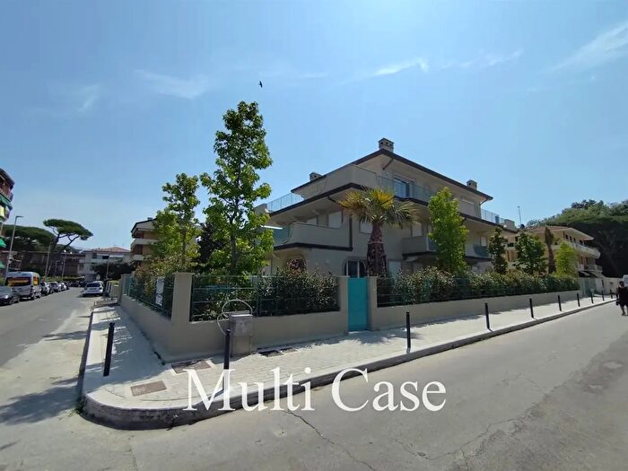 Appartamento con 8 locali in vendita in Viareggio