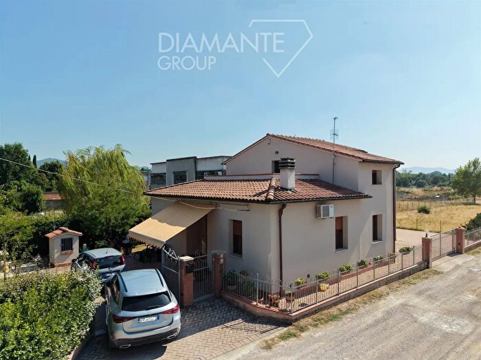 Casa con 6 locali in vendita in Castiglione Del Lago